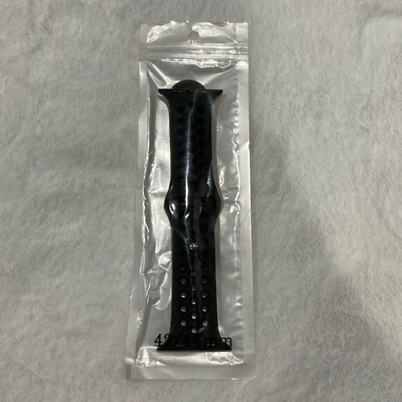 NWOT Apple Watch sports band (42/44) - Picture 3 of 3